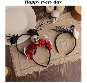 Détail de serre-têtes festifs d'Halloween avec crânes, roses rouges et mains de squelette