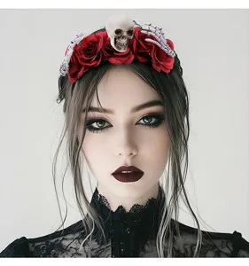 Serre-tête d'Halloween gothique avec roses rouges, crâne et mains de squelette sur modèle.