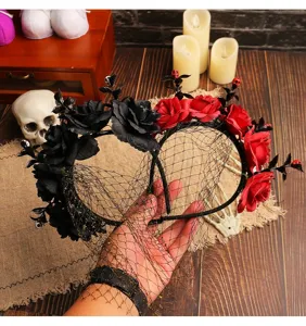 Nahaufnahme eines Halloween-Rosen-Haarreifens mit schwarzem Netzschleier und Blumen