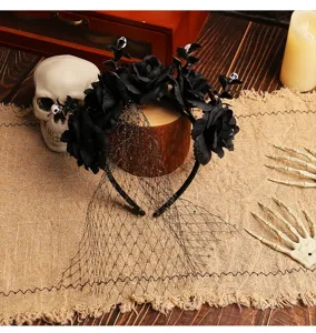 Detail des Halloween-Haarreifens mit schwarzen Rosen, Netzschleier und Totenköpfen Deko.