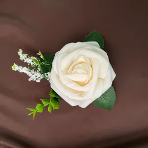 Gedetailleerde close-up van een witte kunstmatige PE roos corsage voor de bruidegom