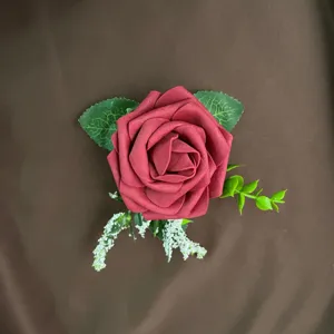 Gedetailleerd bovenaanzicht van een handgemaakte bordeauxrode PE-roos boutonnière.