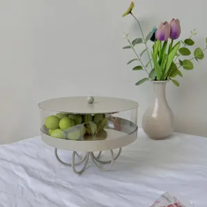 Detailaufnahme des transparenten Acrylrandes und des beigen matten Finishs der Obstschale