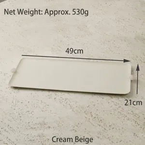 Nahaufnahme eines cremefarbenen Metall-Serviertabletts mit Maß- und Gewichtsangaben