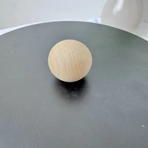 Primer plano de una esfera de madera natural lisa con veta detallada