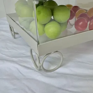 Detalle de caja cuadrada para postres con patas de corazón y tapa transparente antipolvo