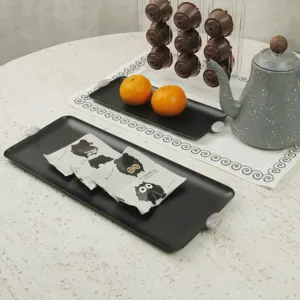 Eleganter schwarzer rechteckiger Servierteller aus Metall für Snacks und Desktop-Deko