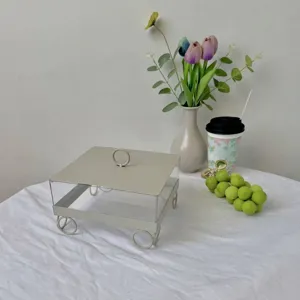 Elegante caja cuadrada para postres con tapa y patas decorativas de metal