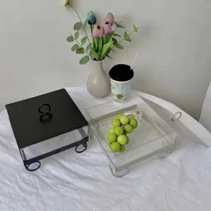 Primer plano de cajas cuadradas de acrílico para postres con elegantes marcos metálicos.