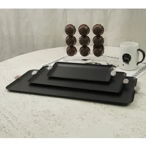 Dreiteiliges Set mattschwarze rechteckige Metalltabletts für Torten und Desserts