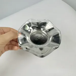 Vista detallada del frutero de cristal con borde de hoja de loto y base de acero inoxidable