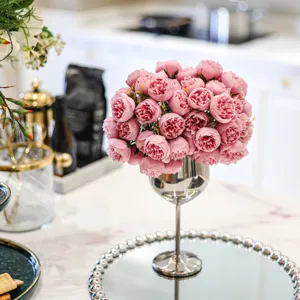 Nahaufnahme eines rosa künstlichen Rosenstraußes mit 27 Blütenköpfen in einer Silbervase
