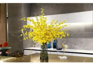 Realistische gelbe tanzende Orchideen-Seidenblumen in einer modernen Vase für die Deko.