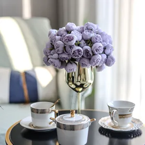 Elegantes lila künstliches Pfingstrosen-Bouquet in Goldvase für moderne Wohndeko