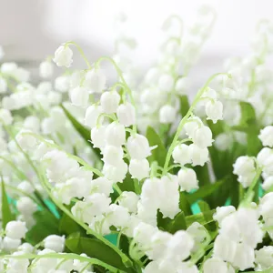 Macro close-up van delicate witte kunstmatige lelietje-van-dalen voor bruiloft decoratie