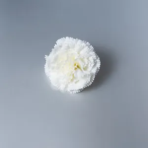 Detailansicht eines weißen künstlichen Nelkenblütenkopfs für florale Dekorationen.