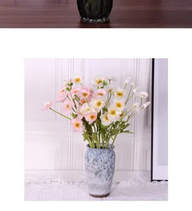 Elegante ramo de amapolas artificiales rosas y blancas en un jarrón de cerámica decorativo