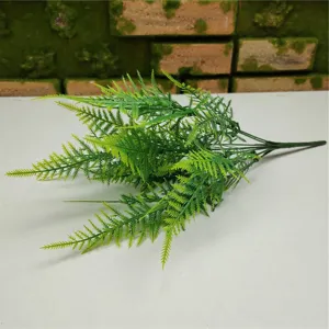 Primer plano de helecho artificial de 7 ramas con textura verde realista