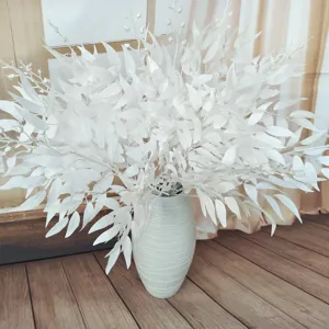 Elegante künstliche weiße Weidenblätter im dekorativen Keramikvase für Hochzeiten