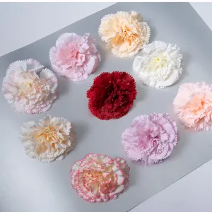 Sammlung bunter künstlicher Nelkenblütenköpfe für DIY-Blumenhandwerk und Dekoration