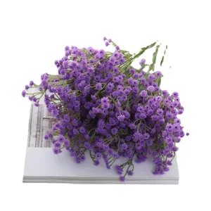 Vista detallada de un exuberante ramo de flores de gipsófila artificiales de color lila