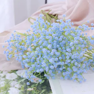 Primer plano de flores de gypsophila artificiales azul vibrante para bodas
