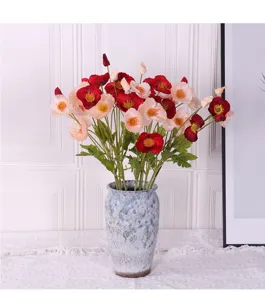 Detalle de amapolas artificiales rojas y melocotón realistas con tallos flocados