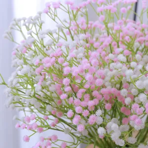 Primer plano de flores de paniculata artificiales rosas y blancas para boda