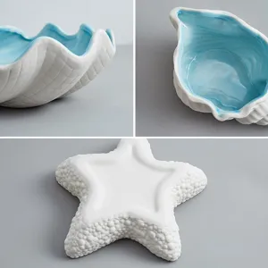 Set vassoi portagioie mediterranei in ceramica, forme conchiglia e stella marina.
