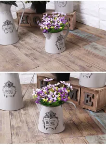 Primo piano di un vaso vintage in metallo bianco con margherite viola e fiori