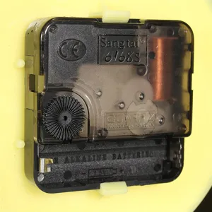 Primer plano macro que muestra los engranajes internos del mecanismo de reloj Sangtai 6168S