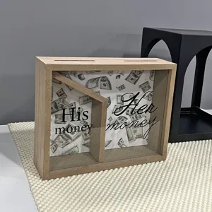 Detailansicht einer humorvollen hölzernen Spardose 'His & Her' mit Glasfront