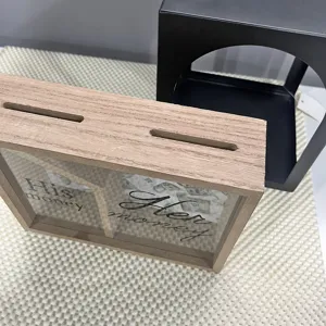 Detaillierte Draufsicht auf eine Hochzeits-Spardose aus Holz mit Schlitzen für Sie und Ihn