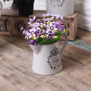 Vaso da fiori in metallo rustico vintage con margherite artificiali viola e gialle