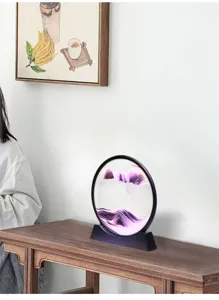 Vista detallada de un cuadro de arena movediza 3D con arena púrpura formando montañas