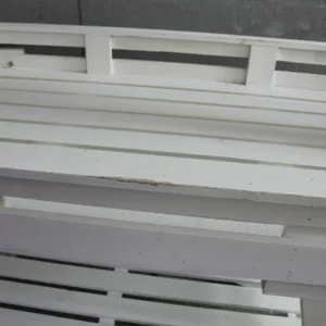 Détail en gros plan montrant la finition vintage vieillie d'un chariot de jardin blanc