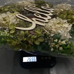 Detail view showing the hydrangea wreath weight of 265.5g on a professional digital scale.