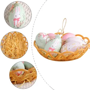Decorazioni pasquali creative con cesto intrecciato e uova con motivi a coniglio