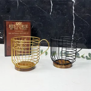 Kaffeekapselhalter aus Metalldraht im europäischen Stil mit Holzsockel in Gold und Schwarz Ausführung