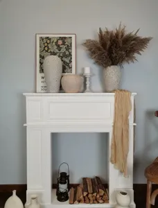 Manteau de cheminée décoratif en bois blanc de style français dans un salon élégant