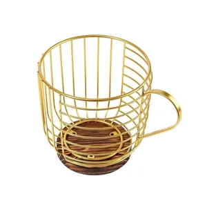 Europäischer Kaffeekapselhalter aus Golddraht mit Holzsockel in Tassenform.