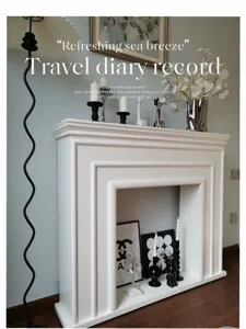 Vue détaillée d'un meuble décoratif de cheminée en bois blanc minimaliste dans le salon