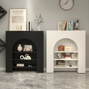 Μοντέρνα ασπρόμαυρα διακοσμητικά τζάκια που χρησιμοποιούνται ως ράφια έκθεσης σπιτιού