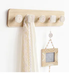 Boho houten wandkapstok met vijf haken met patronen voor de hal en woondecoratie
