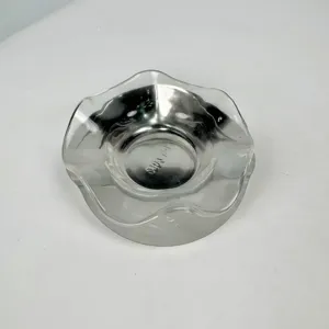 Vista detallada superior de un frutero de cristal con borde ondulado y base de acero inox.
