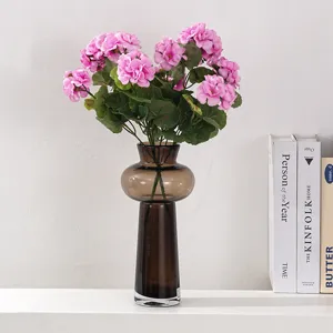 Composition florale d'hortensias artificiels dans un vase en verre brun pour table