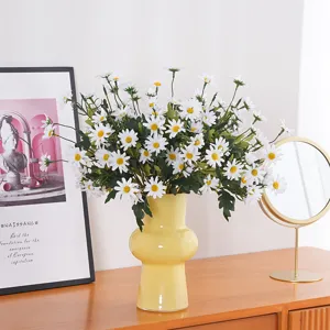 Kunstmatig madeliefjesboeket met 24 koppen in een gele vaas voor interieurdecoratie.