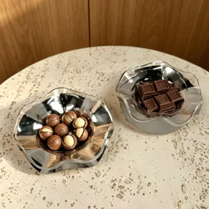 Elegantes cuencos de acero inoxidable en forma de loto con bordes ondulados para snacks.