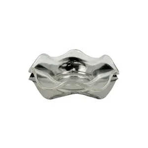 Elegante frutero de cristal transparente con borde ondulado y base de acero inoxidable