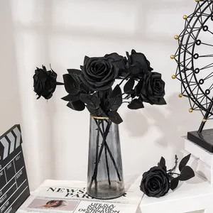 Bouquet di rose nere artificiali stile gotico scuro accessorio di fotografia decorazione.